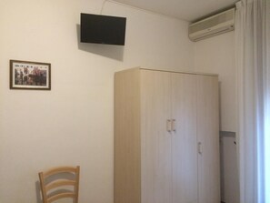 1 habitación, caja de seguridad en la habitación y escritorio 