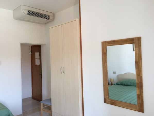 1 habitación, caja de seguridad en la habitación y escritorio 