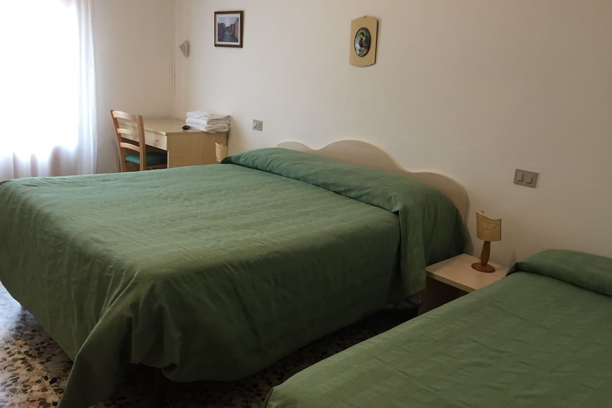 Driepersoonskamer | 1 slaapkamer, een kluis op de kamer, een bureau, gratis wifi