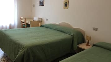 Camera tripla | 1 camera, una cassaforte in camera, una scrivania, Wi-Fi gratuito