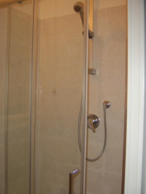 Douche, douche à « effet pluie », bidet, serviettes fournies