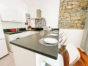 冷蔵庫、電子レンジ、オーブン、コーヒー / ティーメーカー