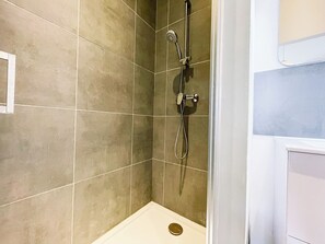 Kostenlose Toilettenartikel, Handtücher