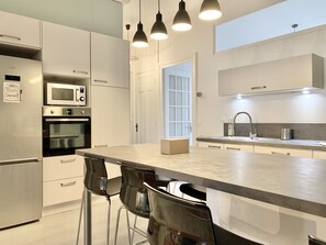 Réfrigérateur, four à micro-ondes, un four, lave-vaisselle