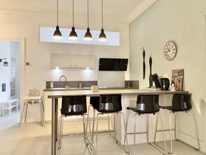 Réfrigérateur, micro-ondes, four, lave-vaisselle