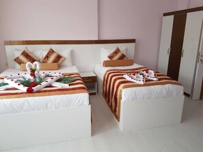 Standard-Dreibettzimmer | 1 Schlafzimmer, Minibar, Zimmersafe, Schreibtisch