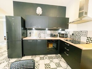 Kühlschrank, Mikrowelle, Ofen, Geschirrspüler