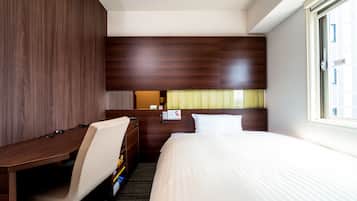 Desk, soundproofing, free WiFi, bed sheets