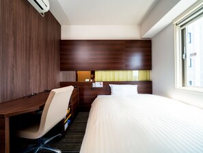 Desk, soundproofing, free WiFi, bed sheets