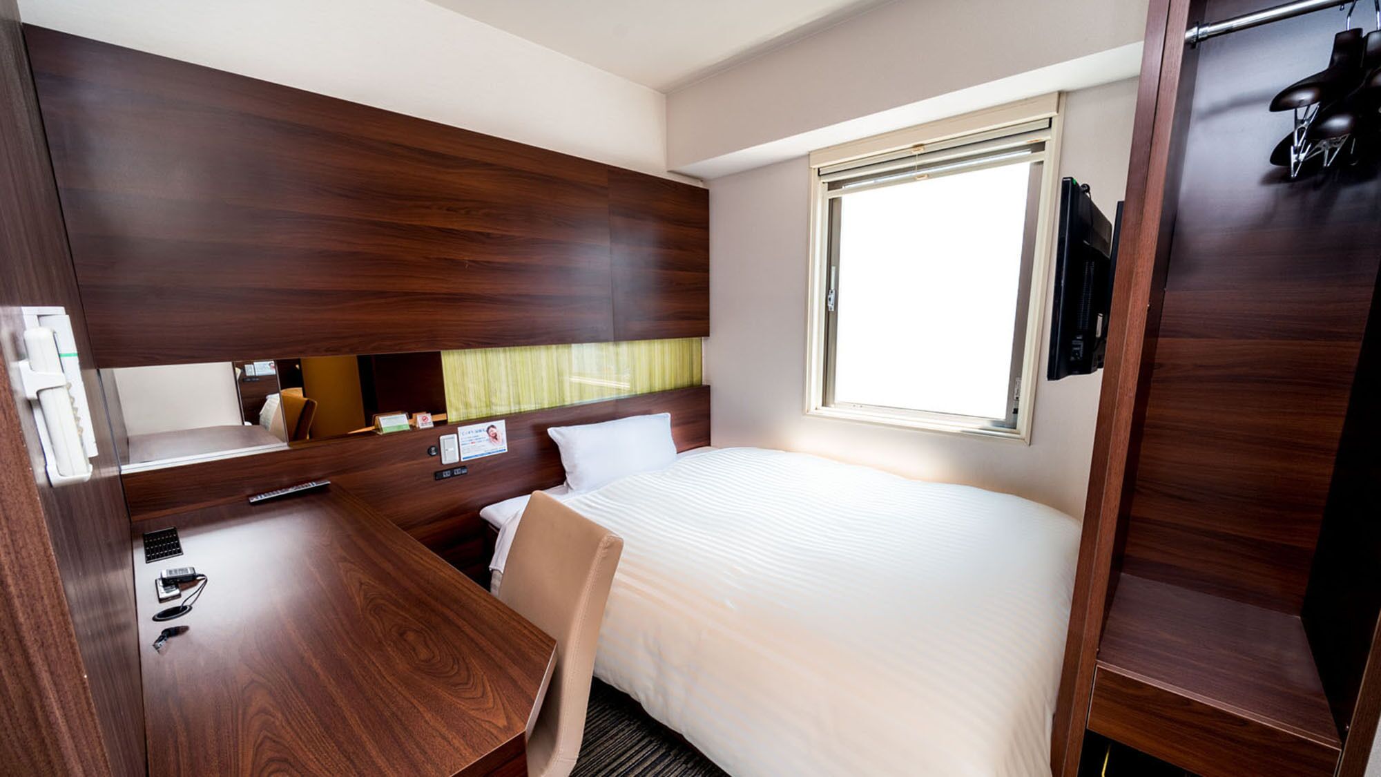 Desk, soundproofing, free WiFi, bed sheets