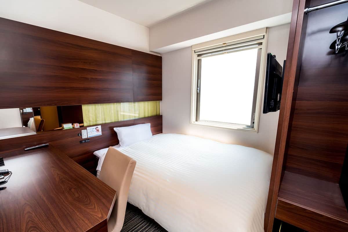 Escritorio, insonorización, wifi gratis y ropa de cama