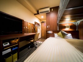 Desk, soundproofing, free WiFi, bed sheets