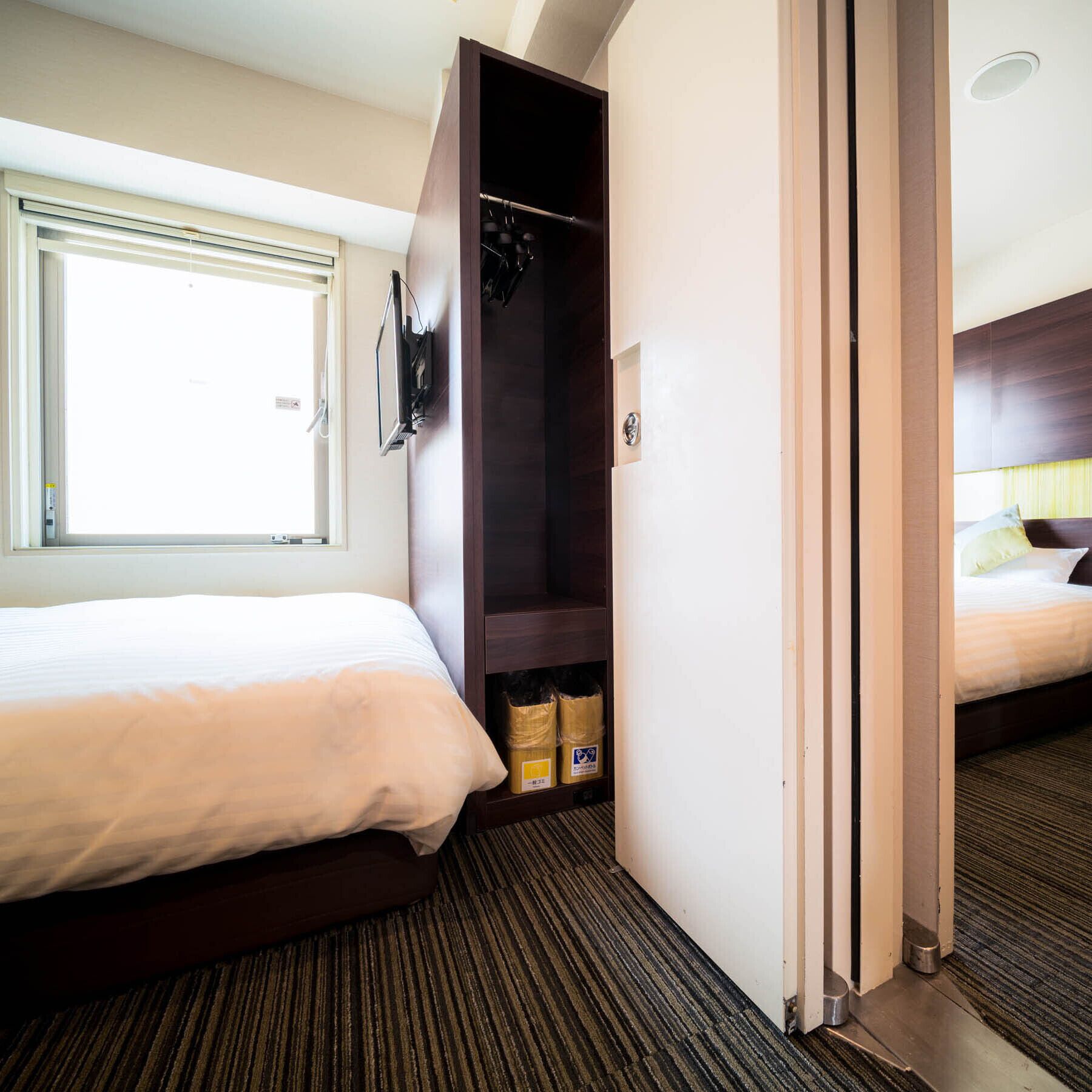 Desk, soundproofing, free WiFi, bed sheets
