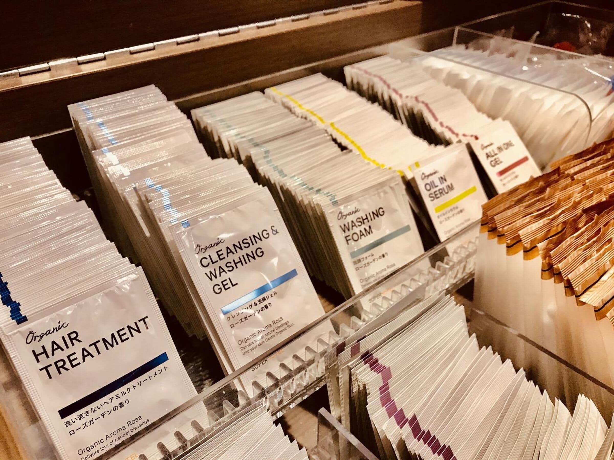 combined shower/bathtub, free toiletries, hair dryer, slippers