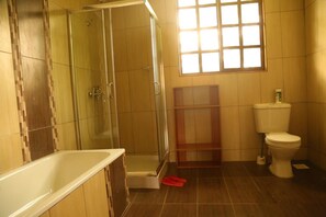 Shower, free toiletries, towels - White Thorn Cottages (Gilgil)