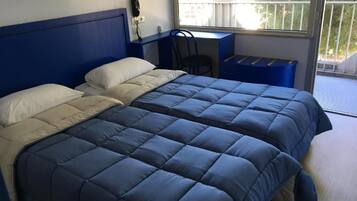 Chambre avec lits jumeaux | Bureau, Wi-Fi gratuit, draps fournis