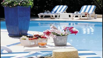 Piscine extérieure, chaises longues