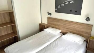 Chambre avec lits jumeaux | Bureau, Wi-Fi gratuit, draps fournis