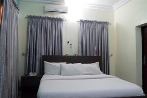 19 bedrooms, desk, WiFi (free), bed sheets
