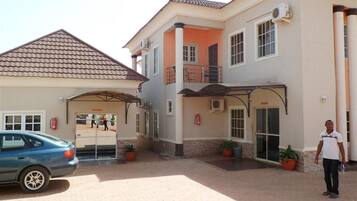 Vista frontal de la propiedad