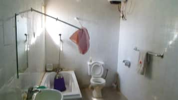 Douche, articles de toilette gratuits, sĂšche-cheveux, chaussons