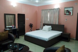 19 bedrooms, desk, free WiFi, bed sheets