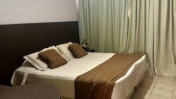 Chambre Luxe, 1 lit double | Bureau, rideaux occultants, Wi-Fi gratuit, draps fournis