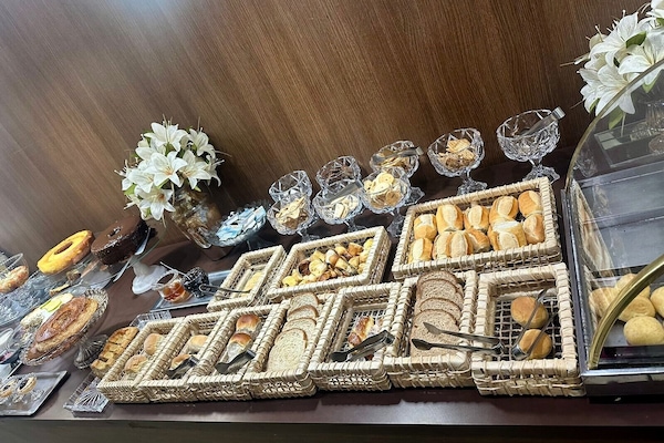 Free daily continental breakfast