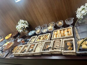 朝食 (コンチネンタル ブレックファスト)、毎日提供 (無料)