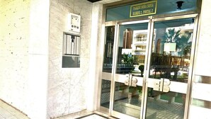 A building entrance with a sign reading "Parque Dona Sofia, Bloco 2, Portal 2". - Quiet Beachfront Oasis : Doña Sofía (Fuengirola)