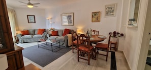 TV - Quiet Beachfront Oasis : Doña Sofía (Fuengirola)