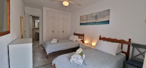 2 bedrooms, iron/ironing board, WiFi, bed sheets - Quiet Beachfront Oasis : Doña Sofía (Fuengirola)