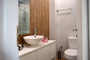Deluxe appartement (Armonia) | Badkamer | Een douche, een regendouche, een haardroger, zeep