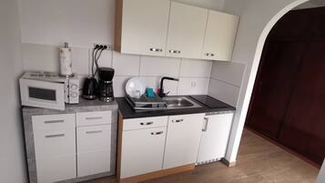 Classic Apartment, 1 King Bed | Private kitchen