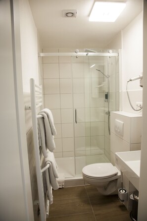 Comfort Double Room | Bathroom | Shower, towels