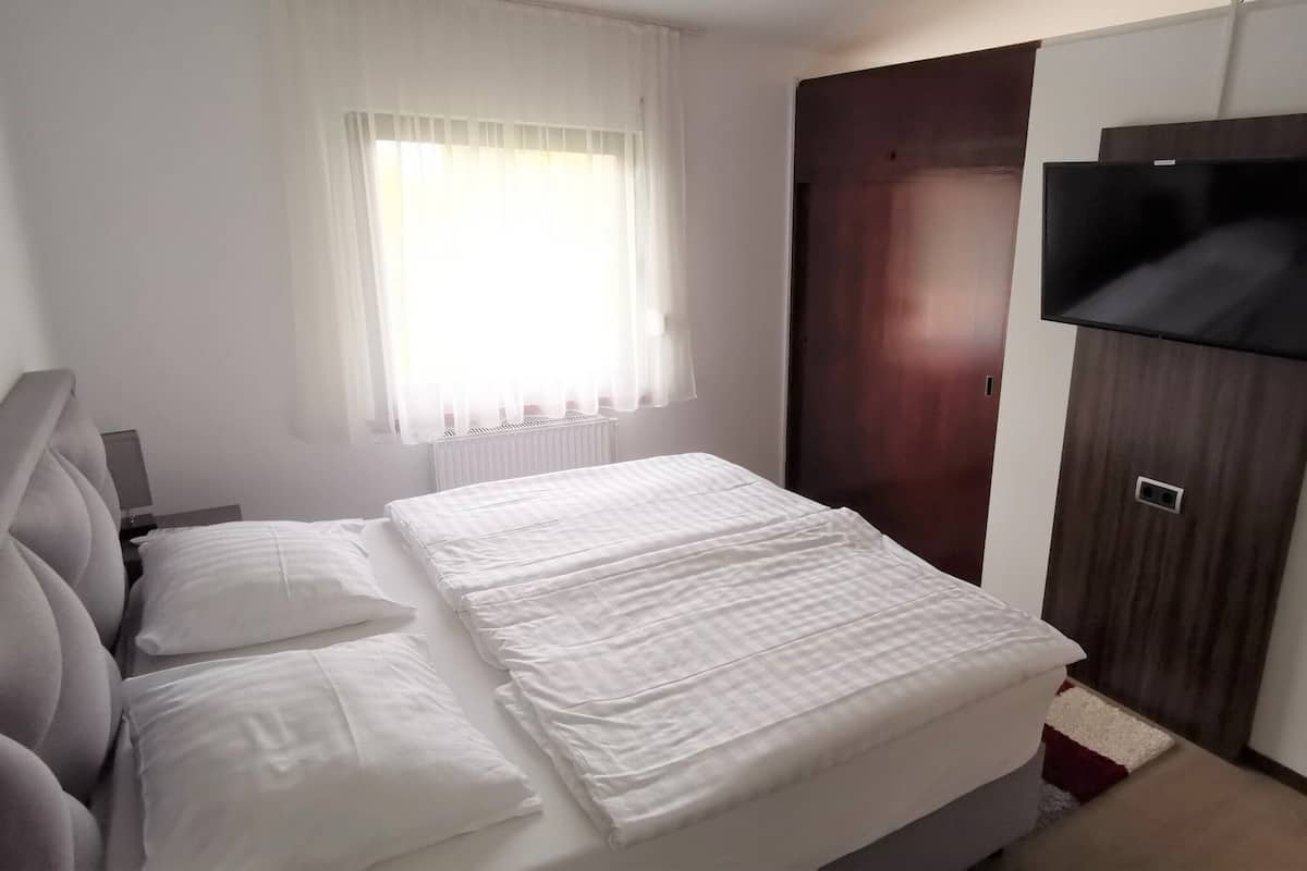 Classic Apartment, 1 King Bed | 1 bedroom, desk, free WiFi, bed sheets