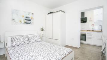 Studio | Travel crib, free WiFi, bed sheets