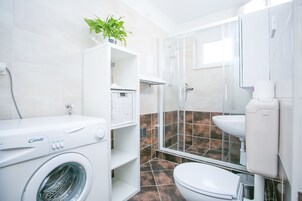 Ducha, secador de pelo, toallas, jabón