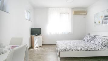 Studio | Travel crib, free WiFi, bed sheets