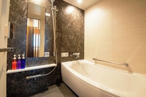 Combined shower/tub, hair dryer, towels, soap - Richmond Hotel Miyazaki Ekimae (Miyazaki)