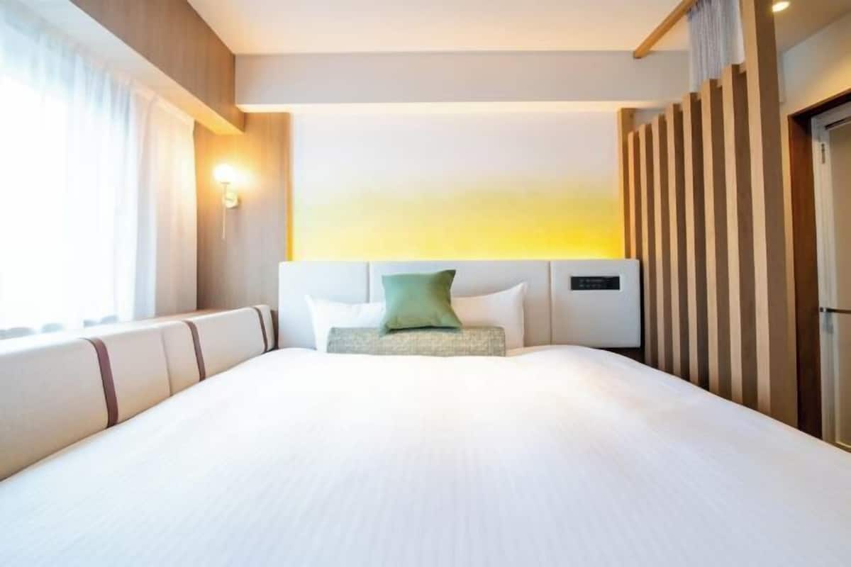 Down duvets, Tempur-Pedic beds, desk, free WiFi