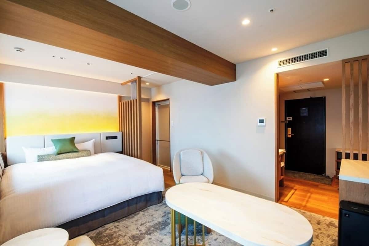 Down duvets, Tempur-Pedic beds, desk, free WiFi