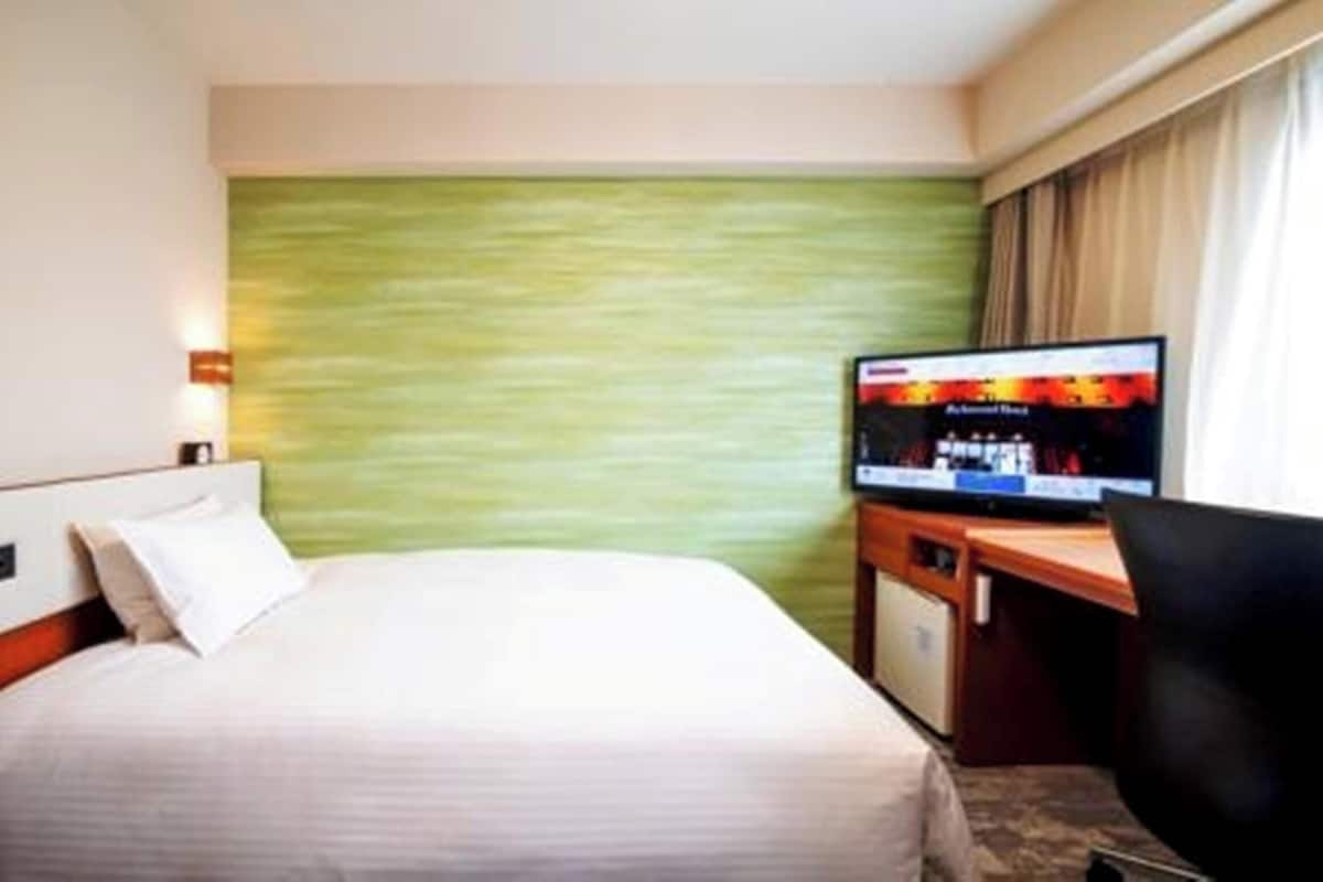 down duvets, tempur-pedic beds, desk, free wifi