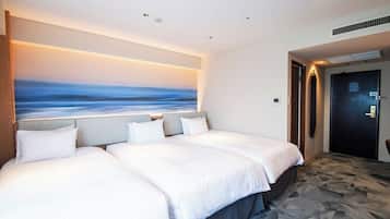 ツインルーム (セミダブルベッド2台+引き出し式ベッド1台) 禁煙 | 羽毛の掛け布団、テンピュール、デスク、WiFi (無料)