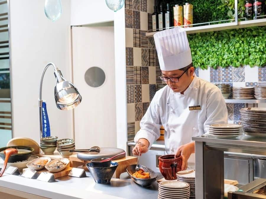 Daily buffet breakfast (JPY 1800 per person)