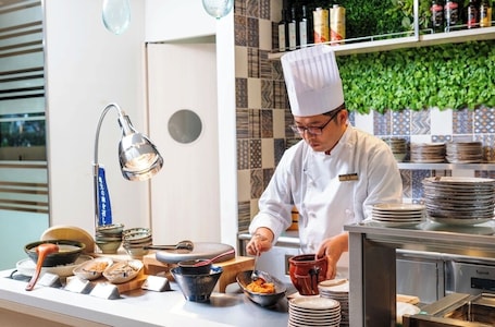 Daily buffet breakfast (JPY 1800 per person)