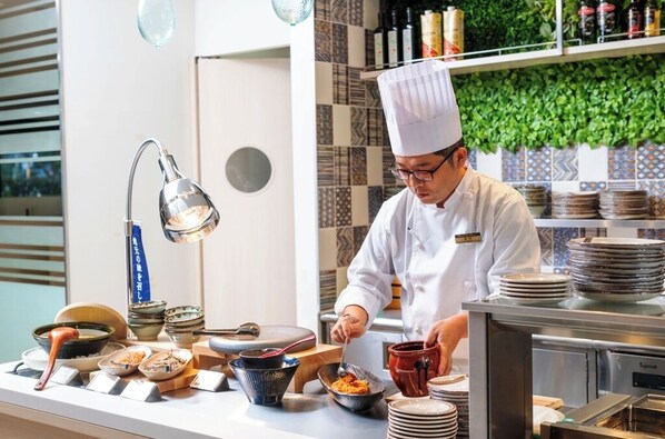 Petit déjeuner buffet (1800 JPY par personne)