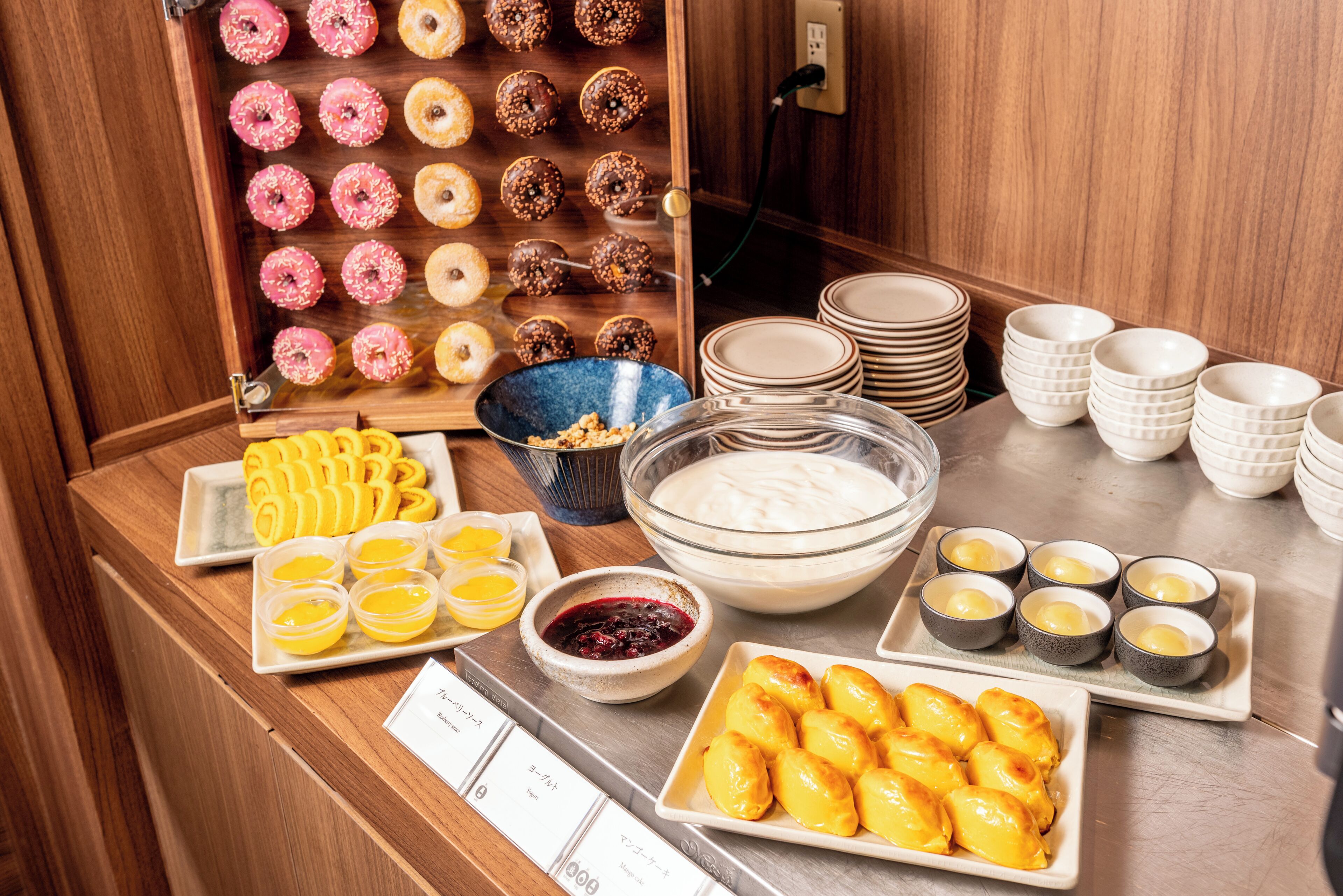 daily buffet breakfast (jpy 1800 per person)