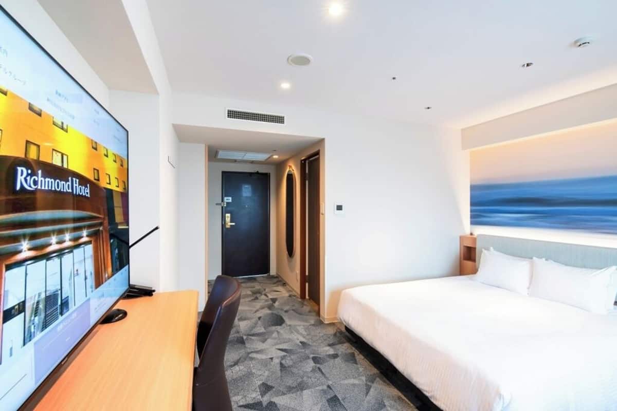 Down duvets, Tempur-Pedic beds, desk, free WiFi