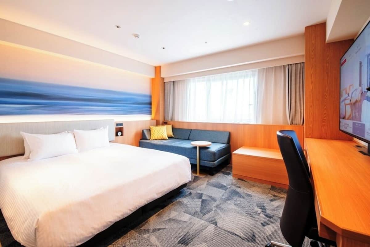 Down duvets, Tempur-Pedic beds, desk, free WiFi